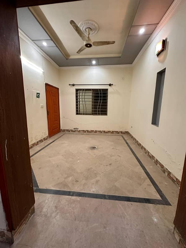 Portion for rent location khyabany Tanveer moiz stret 2bed tv lounge darwing room kithen 3bath kichan Pani bijli gass sab available 2