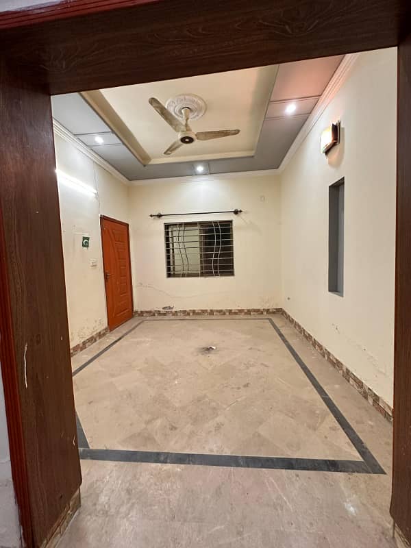 Portion for rent location khyabany Tanveer moiz stret 2bed tv lounge darwing room kithen 3bath kichan Pani bijli gass sab available 4