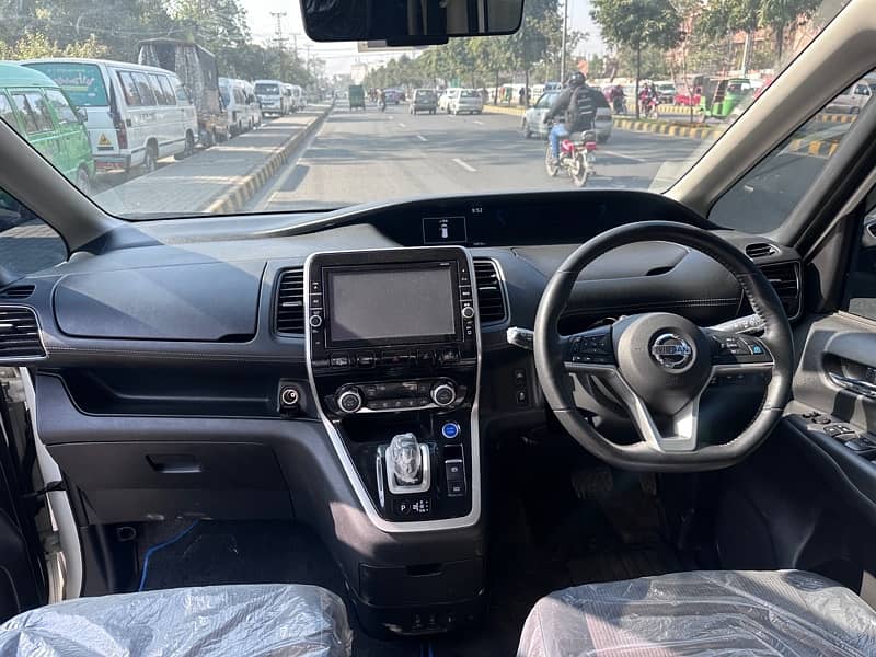 Nissan serena 2018 8