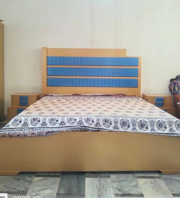 Queen Size bed with mattress and Dressing Table 0