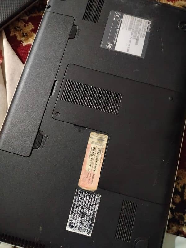 toshiba laptop satellite c850-B253 3