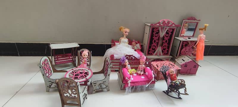 Doll house used but new in condition 0