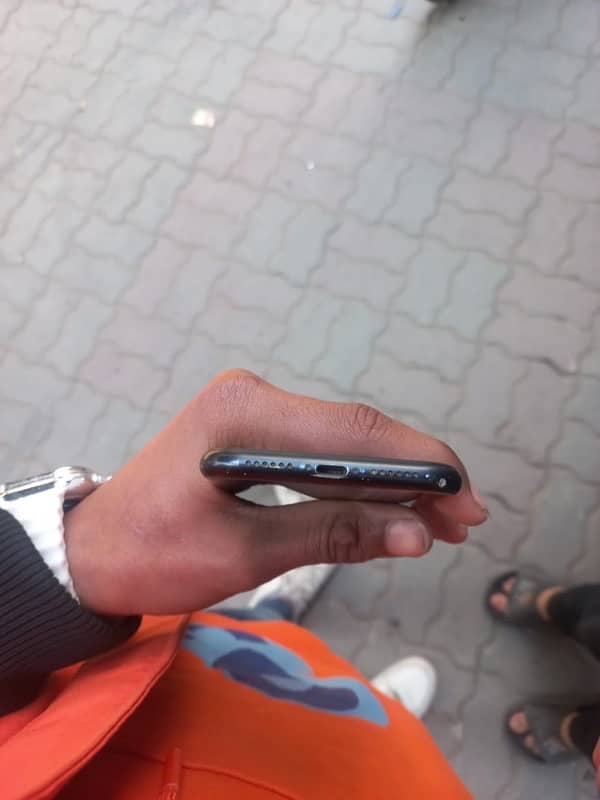 iphone xr good price sell in sialkot 4