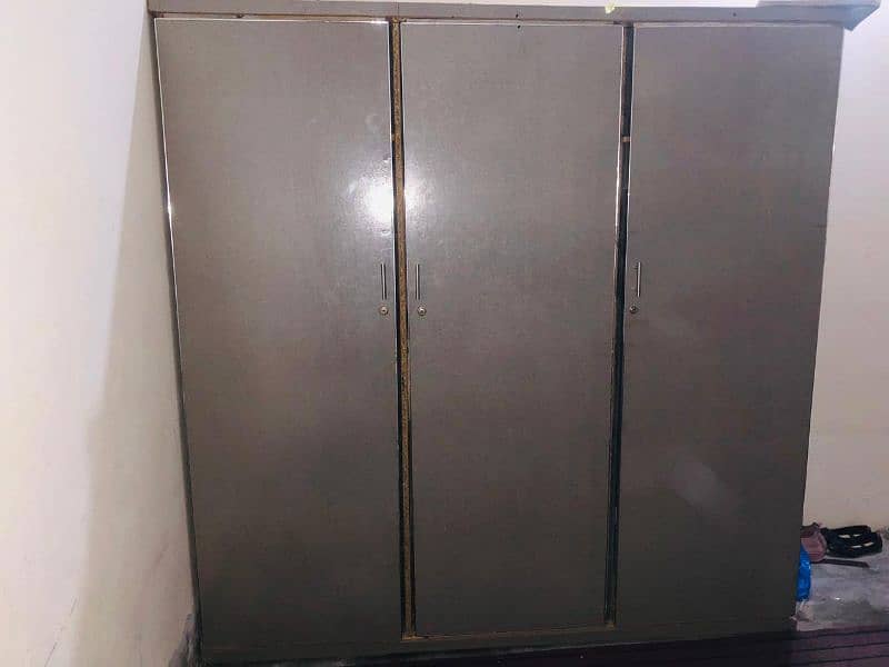 3 Doors Wardrobe Size 6/6ft Good Condition 0