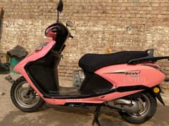 united scooty 100cc for Female Special Pink Edition