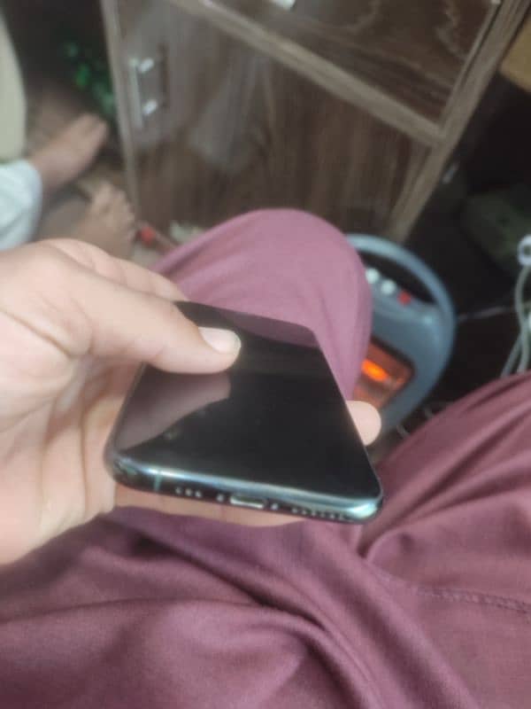 iphone 11 pro  battery 67 condition 10by 10 3