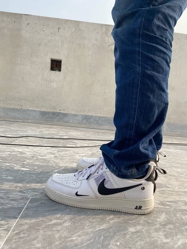 want to sell Nike Men's Air Force 1 07 LV8 Utility, Whit Size 11 8