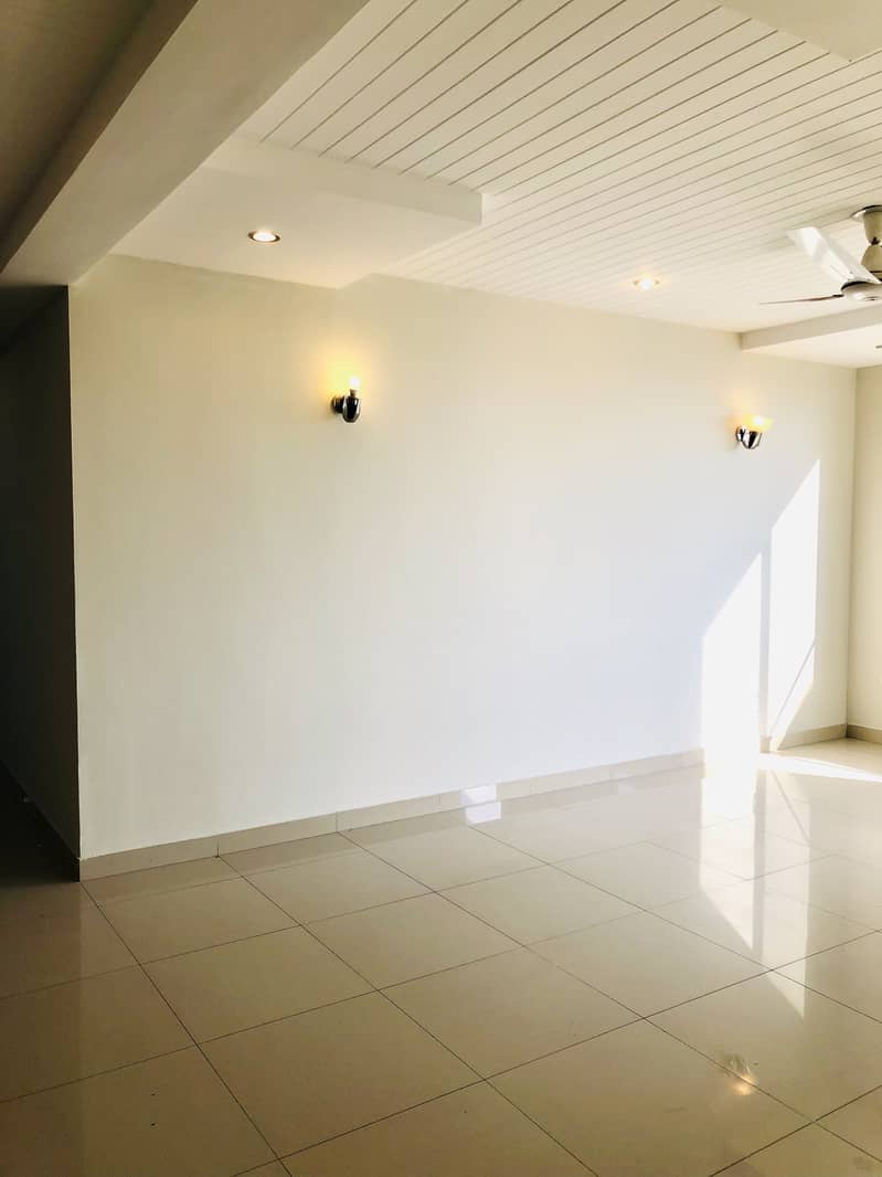 4 Bedrooms Unfurnished Apartment For Rent In F-11 Markaz 10