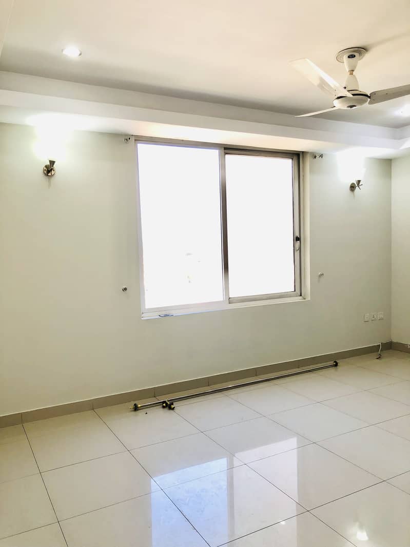 4 Bedrooms Unfurnished Apartment For Rent In F-11 Markaz 21