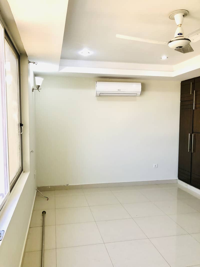 4 Bedrooms Unfurnished Apartment For Rent In F-11 Markaz 28