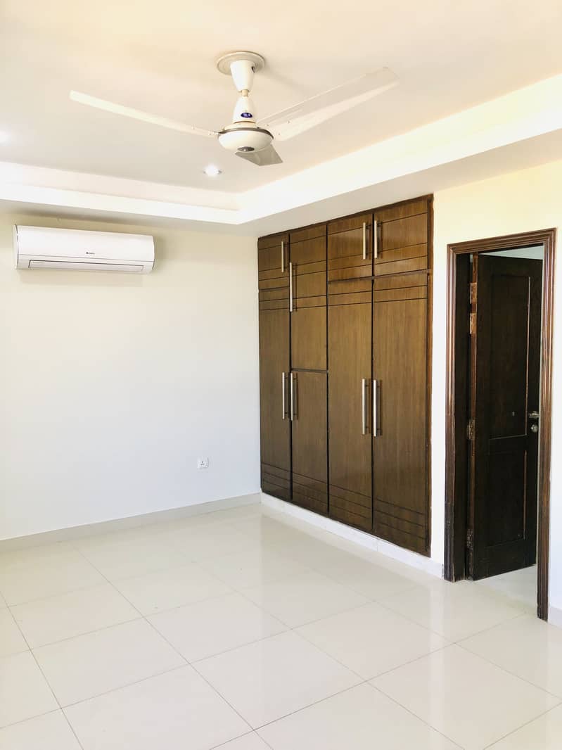 4 Bedrooms Unfurnished Apartment For Rent In F-11 Markaz 30