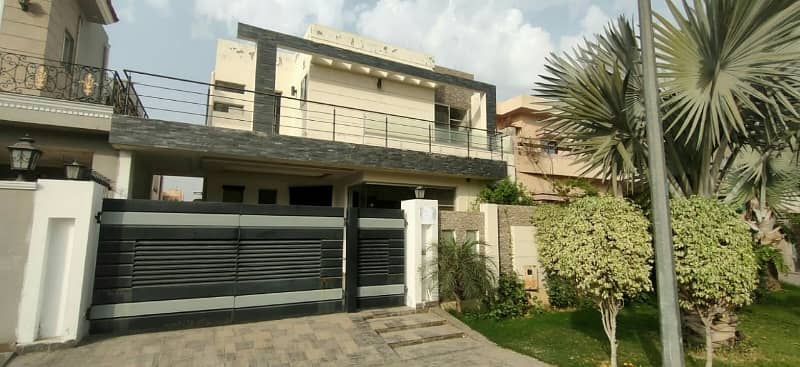 10 Marla Hot Location Brand New Beautiful House Available For Rent in DHA Phase 4, Block KK, Lahore Cantt. 25