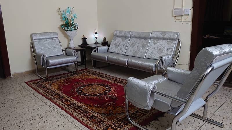 5 seater (Almost New) sofa set 0