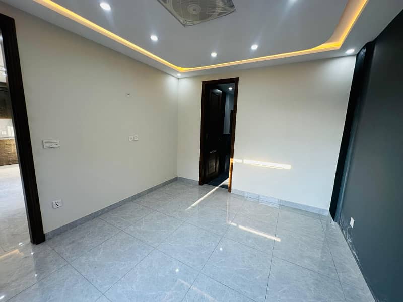 Brand New Apartment Near Jamia Masjid Bahria Town Lahore 0