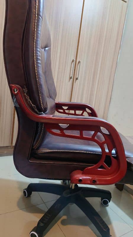 Office Rolling Boss chair for sell 1