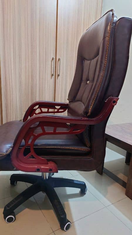 Office Rolling Boss chair for sell 2