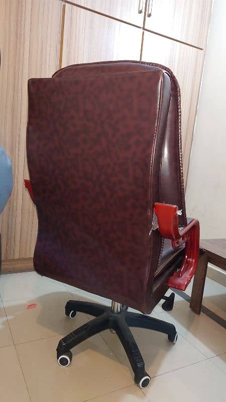 Office Rolling Boss chair for sell 3