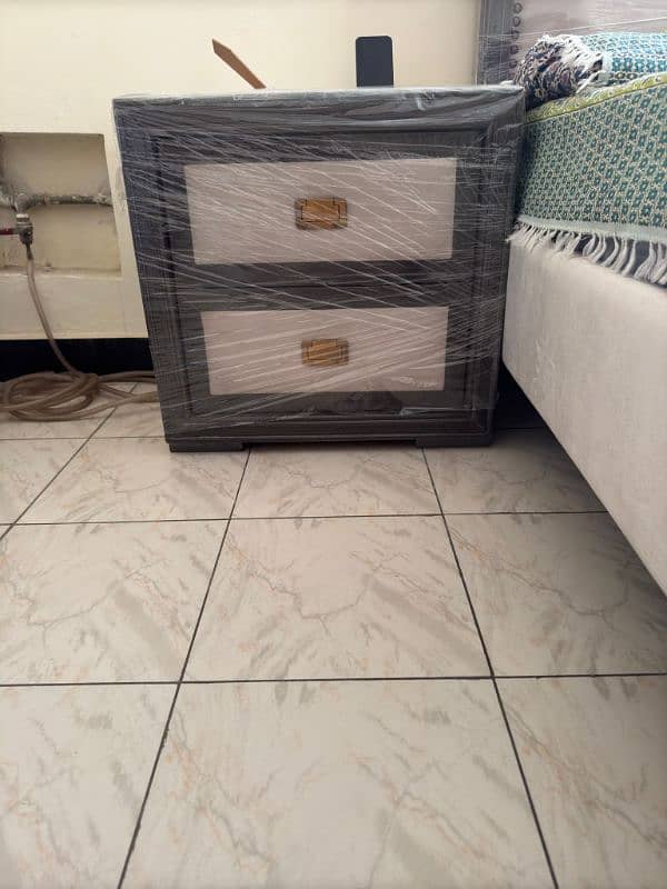 Vectoria style king size bed two side tables & mirror set and mattress 2