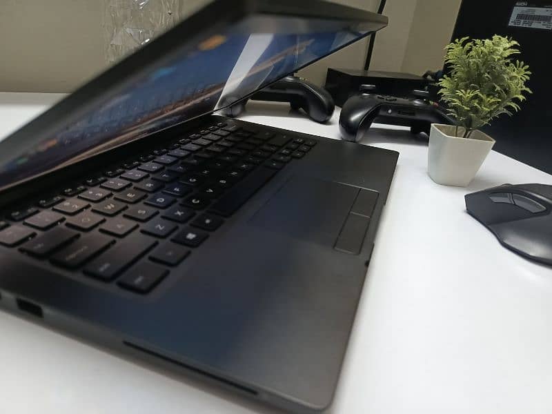 Dell Latitude 7400 Laptop 1