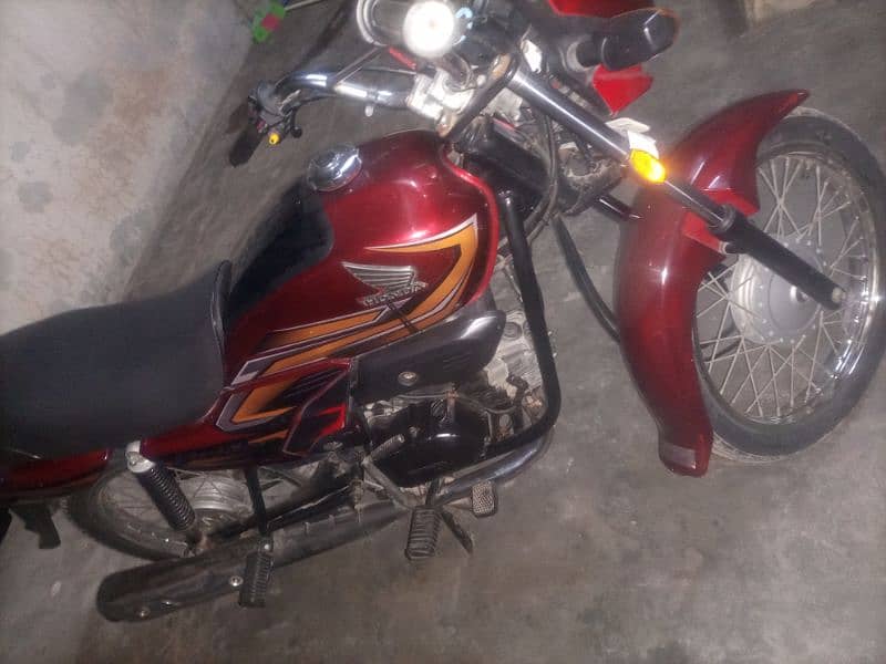 Honda pridor very good condition available samanabad 4