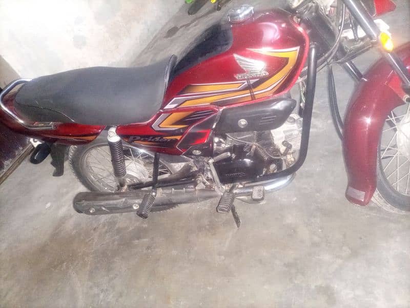 Honda pridor very good condition available samanabad 8