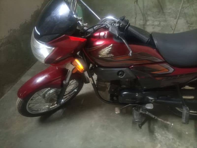 Honda pridor very good condition available samanabad 10