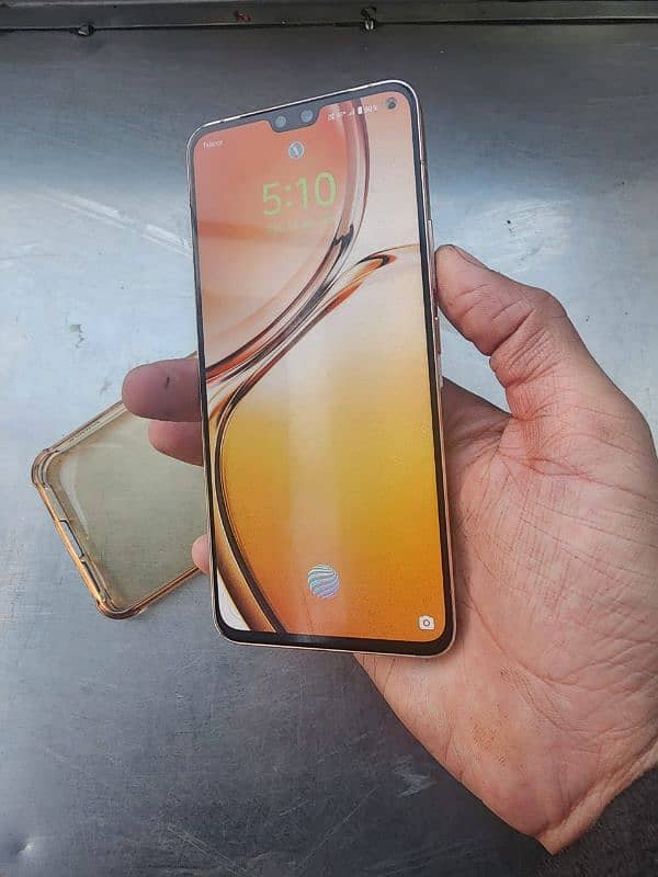 vivo v23 5G golden colour box and charger 0