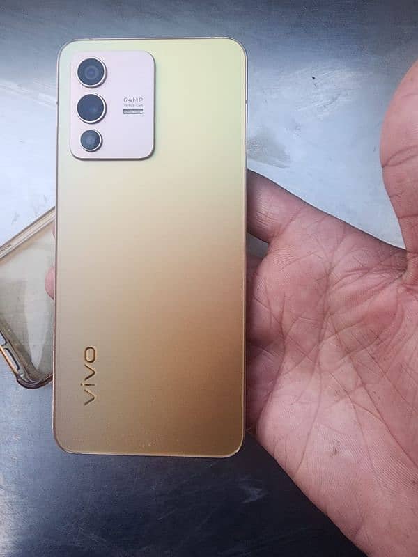 vivo v23 5G golden colour box and charger 1