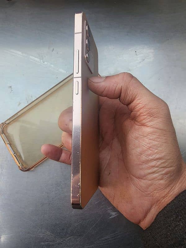 vivo v23 5G golden colour box and charger 3