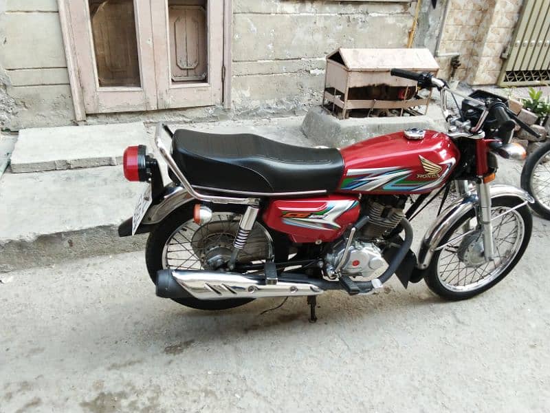 Honda 125 condition 10 by 10 engine pack all ok koi km nai ha bike me 0