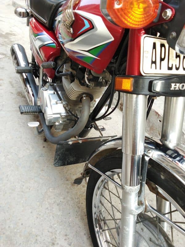 Honda 125 condition 10 by 10 engine pack all ok koi km nai ha bike me 2