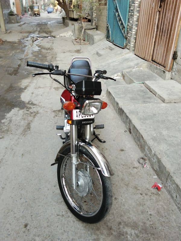 Honda 125 condition 10 by 10 engine pack all ok koi km nai ha bike me 4