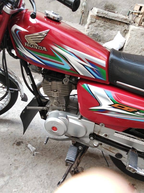 Honda 125 condition 10 by 10 engine pack all ok koi km nai ha bike me 7