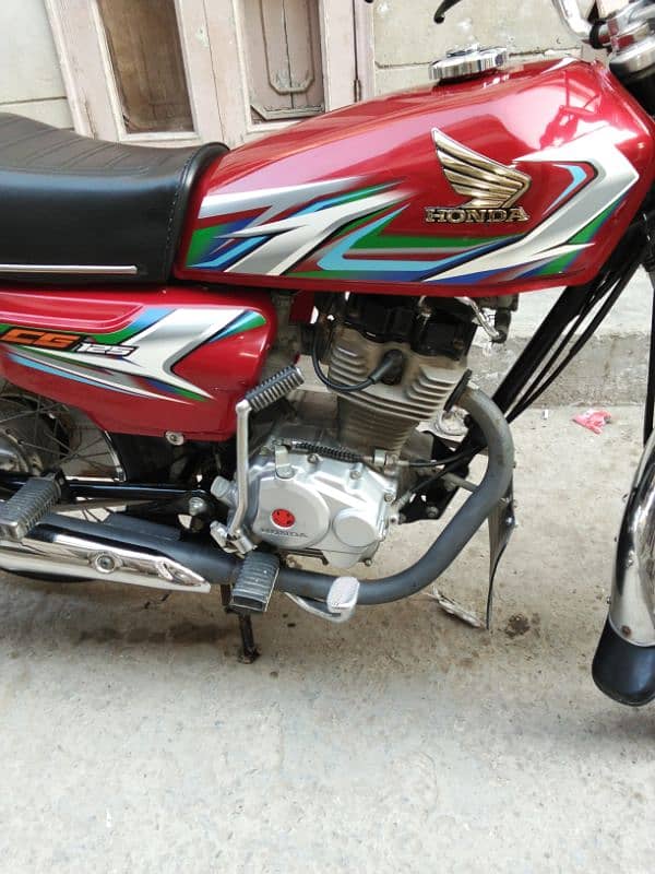 Honda 125 condition 10 by 10 engine pack all ok koi km nai ha bike me 9