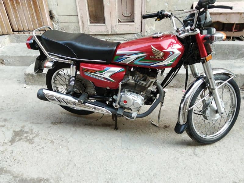 Honda 125 condition 10 by 10 engine pack all ok koi km nai ha bike me 12