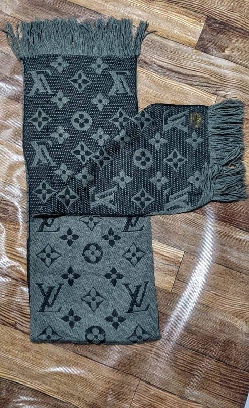 louis vuitton (LV) scarf/muffler 1