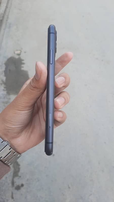 iPhone 11 64 gb black colour 5