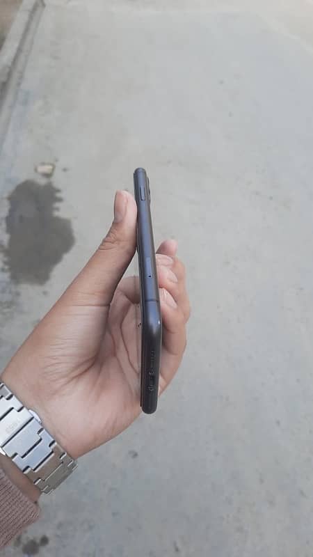 iPhone 11 64 gb black colour 6