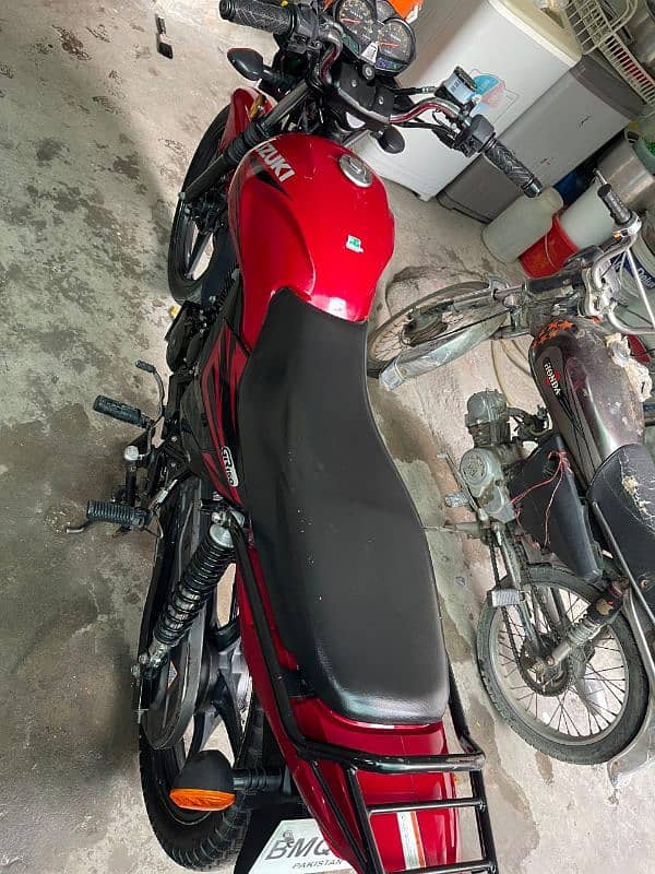 Suzuki GR150 Red 7