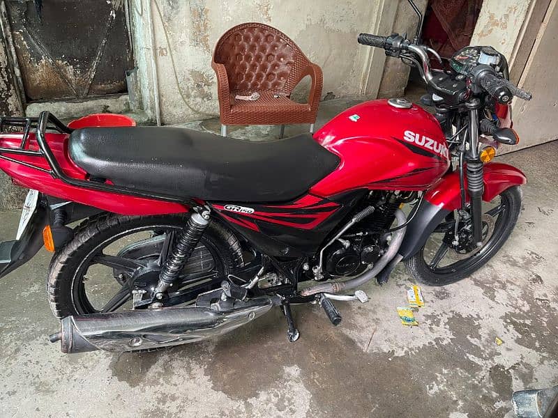 Suzuki GR150 Red 9