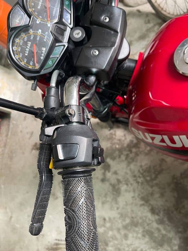 Suzuki GR150 Red 12