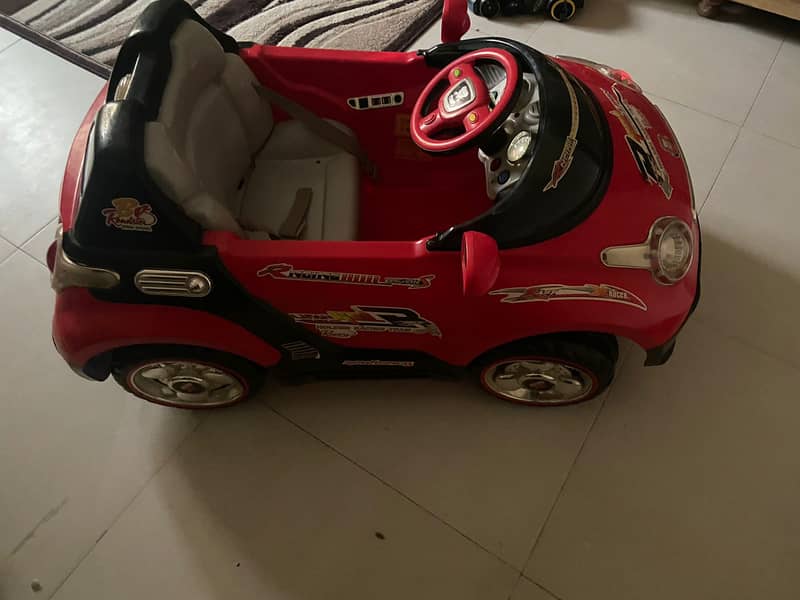 Battery operated kids electric car in mint condition 0