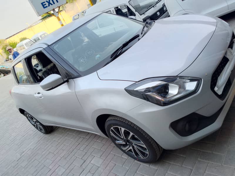 Suzuki Swift GLX Top Variant 2025 Model kesi Bhi Color mai hasil kare. 2