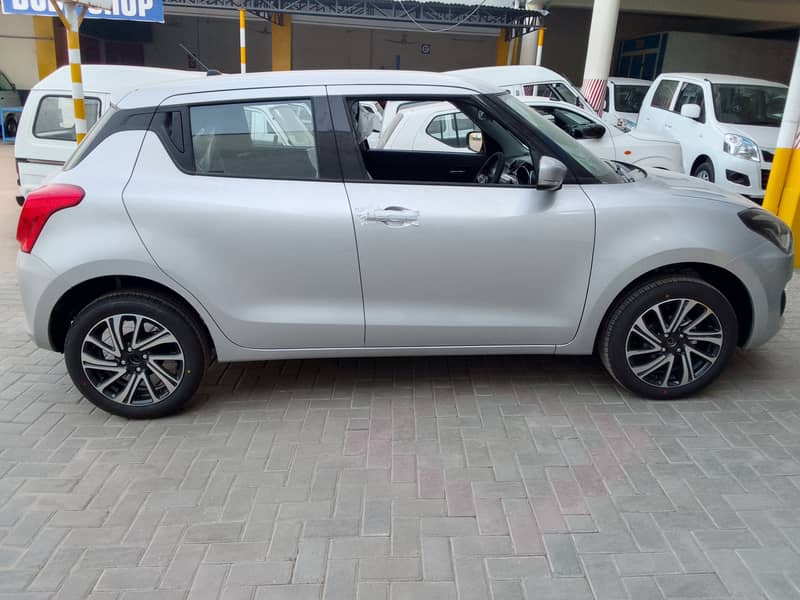 Suzuki Swift GLX Top Variant 2025 Model kesi Bhi Color mai hasil kare. 3