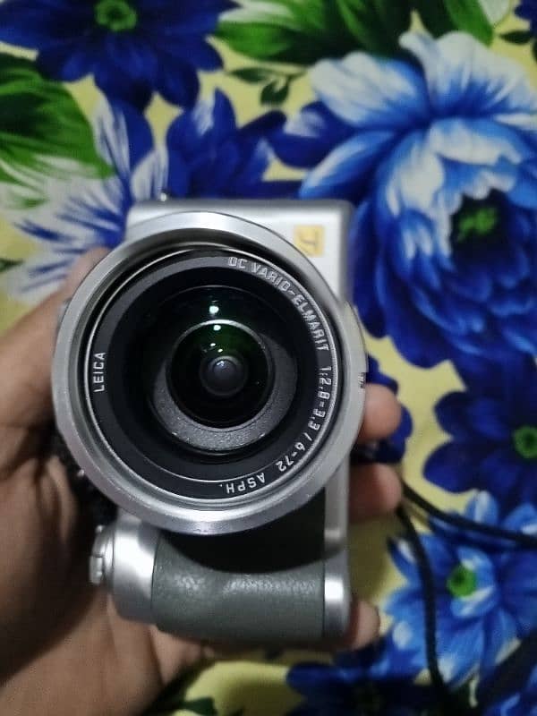 Panasonic Lumix DMC-FZ5 is a digital 6