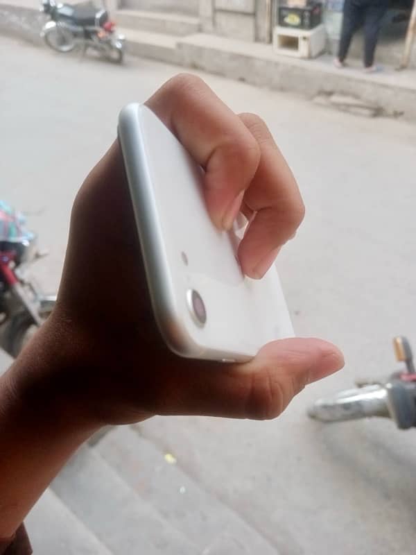 I phone se2020 64 Gb white cloure pta aproved deul sim 1