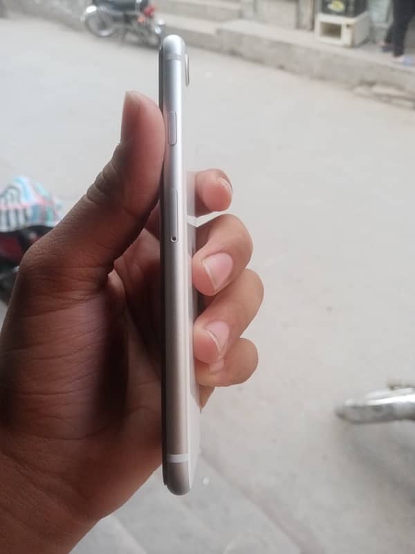 I phone se2020 64 Gb white cloure pta aproved deul sim 4