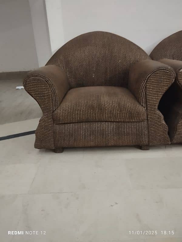 4 seater sofa in excellent condition 0