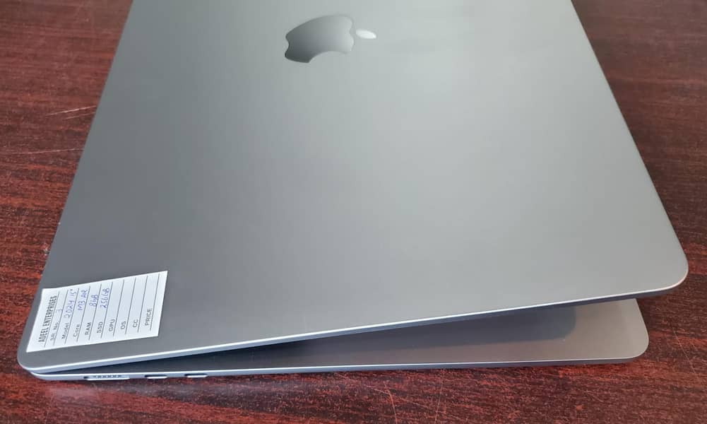 MACBOOK AIR M3, 15", 8GB RAM , 256GB SSD 2