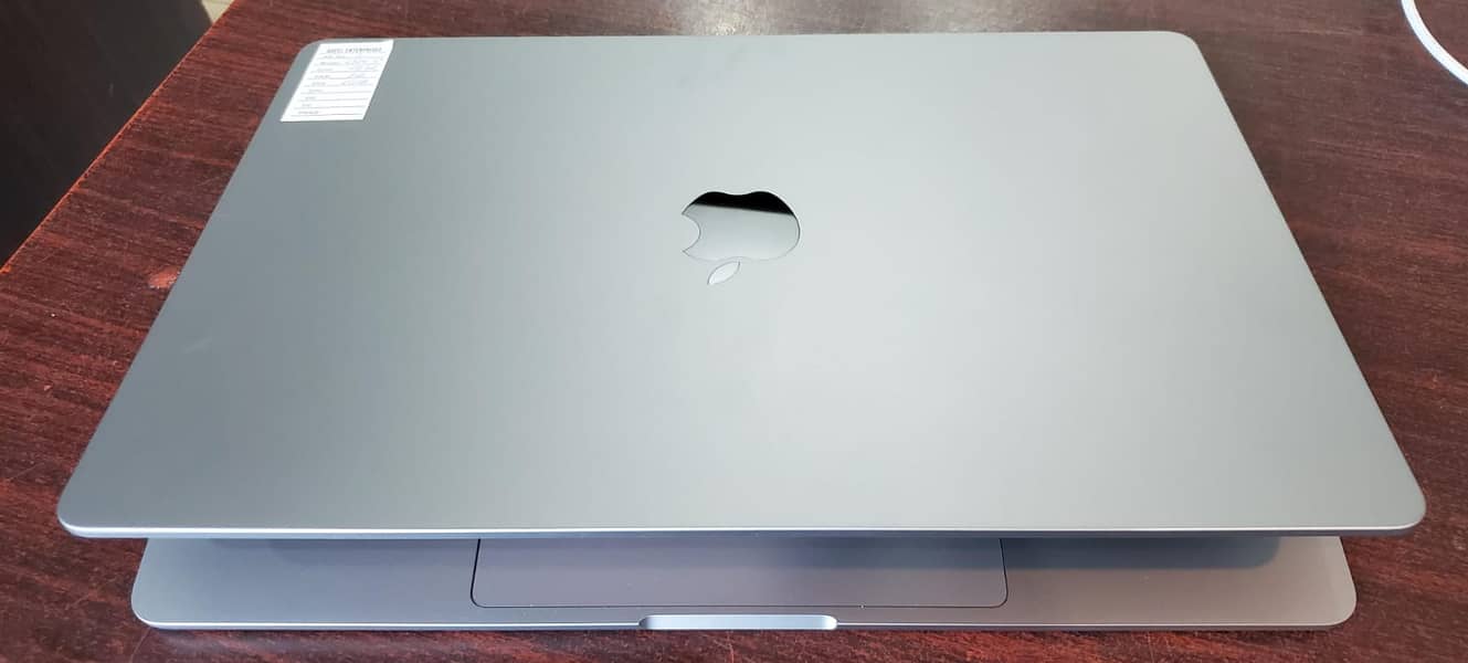 MACBOOK AIR M3, 15", 8GB RAM , 256GB SSD 4